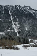 Im Bild die Stecke der Breitenbergbahn, welche auf den gleichnamigen 1838 Meter hohen Berg führt. (Pfronten, November 2023)