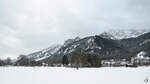 Ein Bergmassiv bestehend aus Aggenstein, Roßberg und Roter Stein, so gesehen Enden November 2023 in Pfronten.