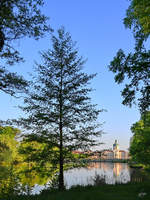 Unterwegs im Schlosspark Charlottenburg mit Blick über den Karpfenteich auf das Schloss.