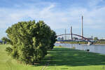 Blick von der Duisburg-Hochfelder Eisenbahnbrücke auf die Rheinwiesen bei Rheinhausen.