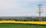 Voreifel - Rapsfelder-Hochspannung-und im Hintergrund das Siebengebirge - 05.05.2010