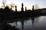 Die Barockbrcke in Frickendorf mit ihren Sandsteinfiguren im Licht der Abenddmmerung ,aufgenommen am 27.2.2010