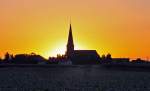 Dorfkirche im Gegenlicht der untergehenden Sonne - 24.08.2010