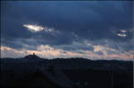 Abendwolkenhimmel -    Blick zur Burg Gleiberg bei Gießen.