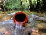 Ein altes Ziegelrohr im Bachbett, und das Wasser kommt wieder in Fluss; 120621