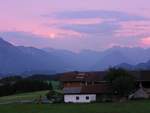 Abendstimmung über dem Allgäuer Hauptkamm, gesehen in Ofterschwang-Schweineberg (Landkreis Obberallgäu - Juli 2006)