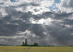 Stimmungsbild aus der Voreifel bei Euskirchen - Kornfeld - Wolken - Sonnenstrahlen - 02.07.2023