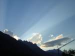 Whrend im Tal unten die Sonne schon lngst weg ist, leuchten ihre strahlen immer noch ber die Bergspitzen.Von Erstfeld aufgenommen am 14.07.2007