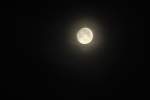 Der Mond, Nachts um 0:30 Uhr über Lehrte. Fotografiert mit Sigma 70-300 mm.