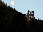 Der Mond erhebt sich über der Ruine Grevenburg, hoch über Traben-Trarbach; 120827
