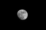 Um 18.36 Uhr am 24.01.2013 zeigt der Mond an der zunehmenden Stelle seine Krater.