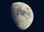 Der zunehmende Mond am Abend des 10.01.2014 über Aachen. Gut zu erkennen ist der große Krater Copernikus links in der Bildmitte. Er liegt im Mare Insularum, hat einen Durchmesser von 93 km, ist 3760 m tief und war im Apollo-Programm der NASA in der engeren Wahl als Landeplatz für eine bemannte Mondlandung. 