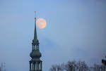 Der Mond an der Kirchturmspitze von St.
