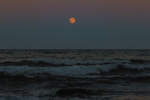 Aufgehender Vollmond vor der Insel Rügen.