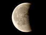 Totale Mondfinsternis vom 27. Juli 2018, Austritt aus dem Kernschatten der Erde. Unregelmäßige Schattengrenze um 23:56 Uhr