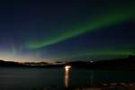 Besonders schn finde ich es, wenn die Polarlichter aus dem Tag heraus in der Dmmerung sichtbar werden. Das ist jedes mal eine besondere Stimmung wenn sich langsam das Grn der Nordlichter vom Blau des Himmels abhebt. Ein Polarlicht ber den Presteidfjorden bei Srkil / Norwegen am 25.10.2005. 68,08' ; 01554'
