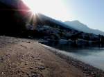 Die Sonne schickt ihre Strahlen auf den Strand von Brela(Kroatien); 130425