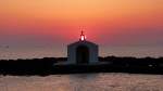 Die Sonne scheint durch die Glocke von  Agios Nikolaos  vor Georgioupolis / Kreta, Griechenland, April 2013