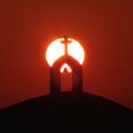 Nah herangeholt wurde die Sonne durch das Türmchen der Kapelle  Agios Nikolaos  vor Georgioupolis / Kreta, Griechenland, April 2013