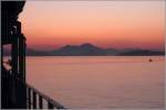 Der Vesuv im Morgenrot von der Fähre Ischia - Pozzuoli aus gesehen am 31.03.2014 um 06:38 Uhr. (ISO 4000)