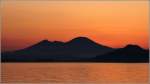 Der Vesuv im Morgenrot von der Fähre Ischia - Pozzuoli aus gesehen am 31.03.2014 um 06:53 Uhr.