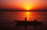 Sonnenaufgang über Ganges in Varanasi.