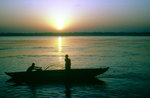 Sonnenaufgang über Ganges bei Varanasi (Benares). Bild vom Dia. Oktober 1988.