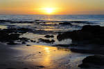 Sonnenaufgang am Strand von Costa Palma auf der Insel Fuerteventura in Spanien.