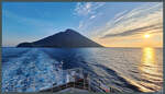Blick vom Fährschiff Laurana auf die Vulkaninsel Stromboli, die von der Morgensonne beleuchtet wird. Gut zu erkennen ist auch die Siedlung Ginostra an der Flanke des Vulkans. (20.02.2024)