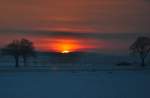 Sonnenuntergang, kurz vor  stockdunkel , in der Voreifel bei Euskirchen - 03.12.2010