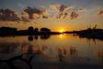 Sonnenuntergang am Rheinhafen Leverkusen-Hitdorf.