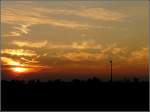 Ein Windrad im Sonnenuntergang fotografiert am 30.07.2010 zwischen Deiffelt und Lentzweiler. (Jeanny)