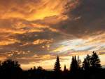 Diesen farbenfrohen Sonnenuntergang mit einer sich nhernden Regenfront konnte ich am 08.08.2011 in Aachen fotografieren.