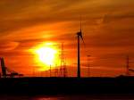  Sonne,Wind und Strom  oder Sonnenuntergang im Hafen von Antwerpen;110831