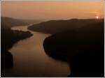 Die untergehende Sonne taucht am 13.03.2012 den Stausee der Obersauer in ein goldenes Licht.