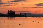 Sonnenuntergang am Untersee. Im Mittelgrund Ermatingen TG, im Hintergrund der Hohentwiel (686 m). Triboltingen, 02.06.2012