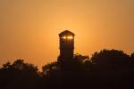 Die Sonne geht hinter dem ehemaligen Wasserturm in Röbel unter.