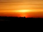 Beim Sonnenuntergang bei Flandersbach erstrahlte der Himmel in leuchtenden orange und machte den Eindruck als würde am Horizont ein riesiges Feuer wüten.