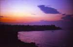 Sonnenuntergang von Via Quatro in Genua (Genova) aus gesehen. Aufnahme: Juli 1984 (digitalisiertes Foto).
