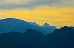 Sonnenuntergang über Vrh Plan (836 Meter), Špik (1038 Meter) und Rjavi Vth (1158 Meter) vom Bled Schloss aus gesehen.
