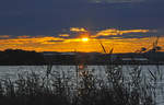 Sonnenuntergang am Bråviken vor Norrköping in Schweden.