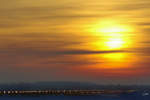 Winterlicher Sonnenuntergang hinter der nördlichen Start- und Landebahn des Düsseldorfer Flughafens.