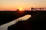 Sonnenuntergang auf Hallig Nordstrandischmoor mit Amalienwarft, Warft Halber Weg und Norderwarft am 18.09.2017