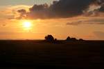 Sonnenuntergang auf Hallig Nordstrandischmoor mit Amalienwarft, Warft Halber Weg und Norderwarft am 17.09.2017.