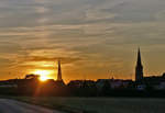 Sonnenuntergang mit Stadtkulissen-Schattenriss von Euskirchen - 22.07.2019