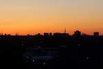 04685 Hamburg am 22.3.2020: Stadtsilhouette vor dem Sonnenuntergangshimmel von Hamburgs Osten aus fotografiert /
