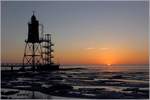 Sonnenuntergang an der Wurster Nordseeküste. Der Leuchtturm Obereversand hebt sich in Dorum-Neufeld vom Abendhimmel ab. 28.05.2020