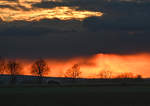 Sonnenuntergang, teils düstere Abendstimmung über der Eifel bei Euskirchen - 19.03.2021