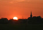 Sonnenuntergang bei Euskirchen mit Schattenriss-Kirche - 14.05.2022