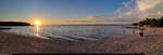 Die Wolken sind weitergezogen, die Sonne hat freie Bahn und scheint den Strand-Besuchern mit ihren letzten Strahlen ins Gesicht. Panorama-Aufnahme aus Supetar auf Brač (HR).

🕓 4.9.2022 | 19:09 Uhr